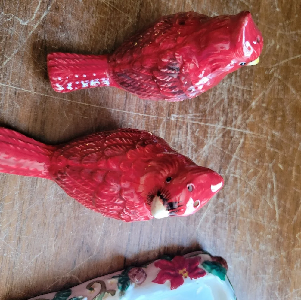 Ganz Cardinals on Tray Salt & Pepper S&P Christmas Pair Holly Pointsetta W/ Plug